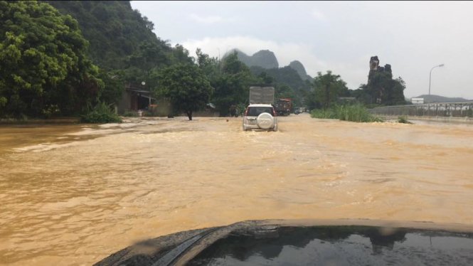 Một số tuyến đường trên địa bàn huyện Sơn Dương, tỉnh Tuyên Quang ngập sâu, khiến các phương tiện di chuyển rất khó khăn. ảnh : GÀ GÔ