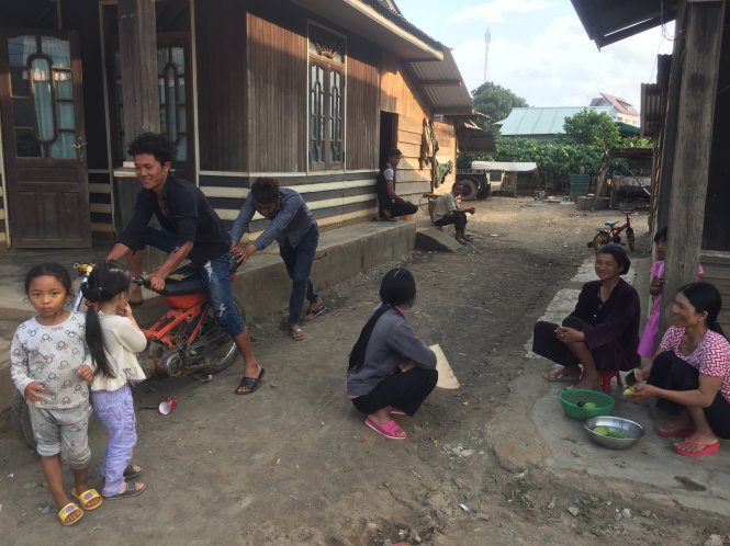 Giang san đại gia đình của bà Nai Bồ cùng các con và cháu ở làng Tà In, xã Tà Hine, huyện Đức Trọng - Ảnh: THÁI LỘC