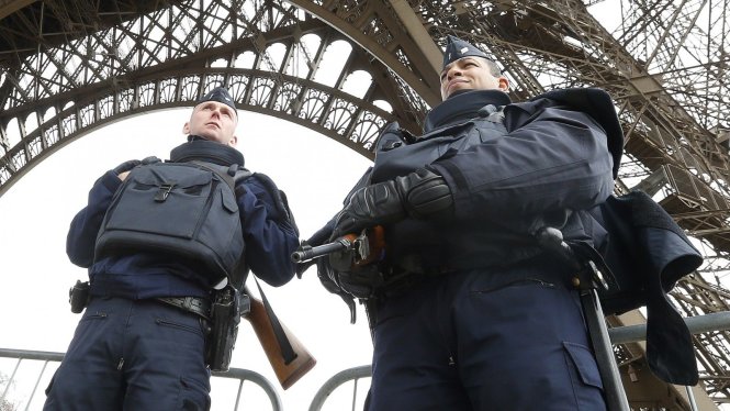 Nhân viên an ninh đứng canh tháp Eiffel tại thủ đô Paris (Pháp) - Ảnh: Reuters