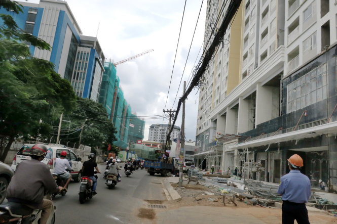 Nhiều dự án cao tầng đang được xây dựng trên đường Phổ Quang, Q.Phú Nhuận, TP.HCM, góp phần tăng mật độ giao thông trên đoạn đường này - Ảnh: T.T.D.