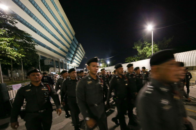 Binh sĩ Thái Lan được triển khai bảo vệ an ninh trước Tòa Tối cao ở Bangkok ngày 25-8 - Ảnh: REUTERS
