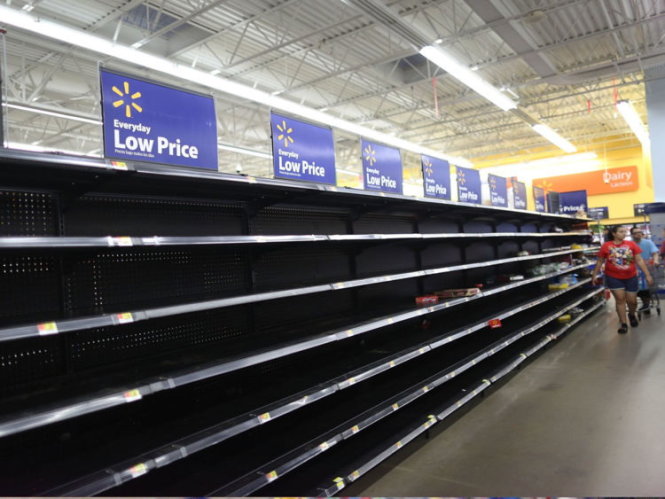 Các siêu thị ở bang Texas trống trơn do người dân đổ xô tích trữ thực phẩm - Ảnh chụp màn hình Sky News