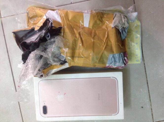 Gói hàng của chị G. bị rạch, bên trong chỉ còn lại chiếc vỏ của điện thoại iPhone 7 plus - Ảnh: T.TRUNG