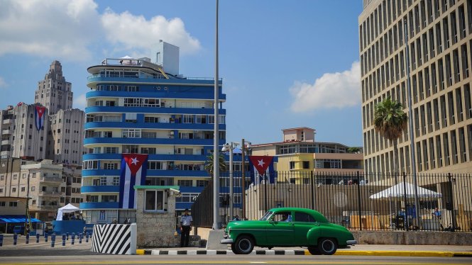 Tòa nhà đại sứ quán Mỹ (bên phải) ở thủ đô Havana - Ảnh: AFP