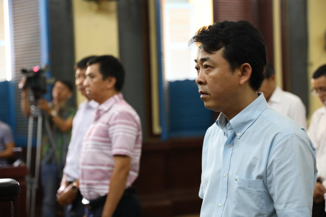 Nguyên tổng giám đốc VN Pharma Nguyễn Minh Hùng và các đồng phạm tại tòa - Ảnh: HỮU KHOA