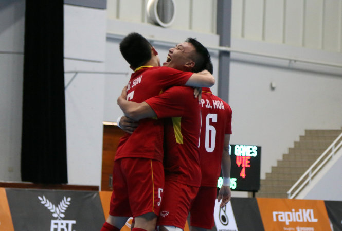 Các cầu thủ futsal VN ăn mừng bàn thắng vào lưới Indonesia. Ảnh: N.KHÔI
