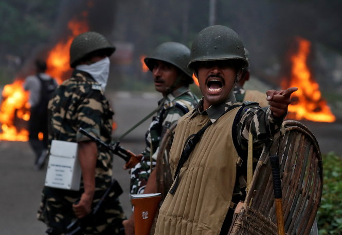 Lực lượng an ninh Ấn Độ phản ứng trong hoạt động chống bạo loạn ở Panchkula ngày 25-8 - Ảnh: REUTERS