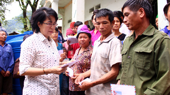 Bà Tô Thị Bích Châu, Chủ tịch Ủy ban Mặt trận Tổ quốc TP HCM trao quà cho 105 hộ gia đình có nhà bị mất, bị hư hỏng nặng tại xã Nặm Păm - Ảnh: HÀ THANH