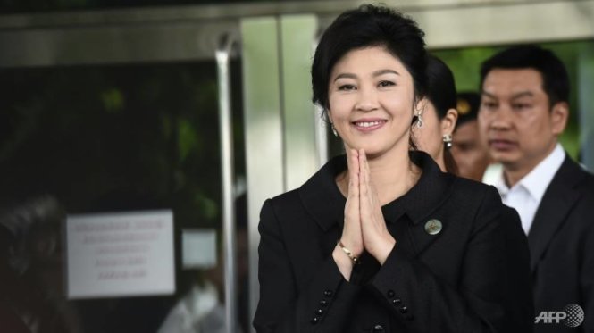 Cựu thủ tướng Thái Lan Yingluck Shinawatra chào đón những người ủng hộ sau khi rời tòa án tối cao ở Bangkok ngày 21-7 - Ảnh: AFP