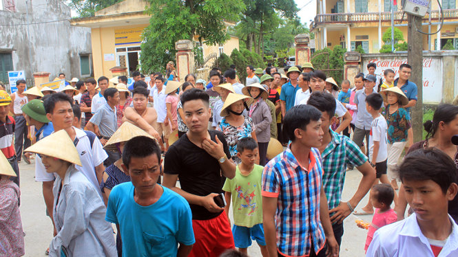 Người dân tụ tập đông người trước cổng UBND xã Quảng Phúc (huyện Quảng Xương) để phản đối việc sáp nhập trường trưa 25-8 - Ảnh: HÀ ĐỒNG