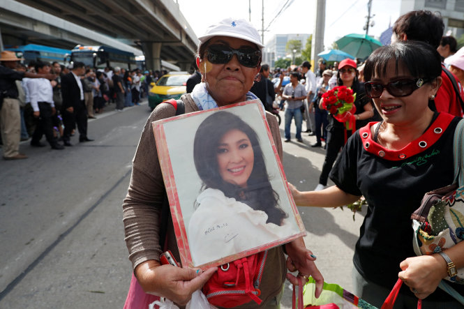 Những người ủng hộ cựu thủ tướng Thái Lan Yingluck Shinawatra chờ bà bên ngoài tòa tối cao tại Bangkok ngày 25-8 - Ảnh: Reuters