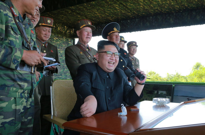 Nhà lãnh đạo Triều Tiên Kim Jong Un chỉ đạo cuộc thi tấn công mục tiêu của các lực lượng đặc nhiệm thuộc Quân đội nhân dân Triều Tiên (KPA) ngày 25-8 - Ảnh: Reuters