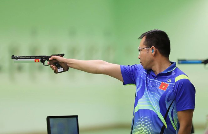 Hoàng Xuân Vinh ở đợt bắn chung kết 10m súng ngắn hơi nam. Ảnh: NGUYỄN KHÁNH