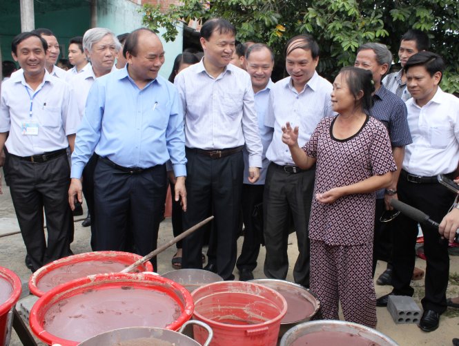 Thủ tướng Nguyễn Xuân Phúc thăm một cơ sở chế biến mắm tôm tại xã Đức Trạch, huyện Bố Trạch, Quảng Bình - Ảnh: L.GIANG