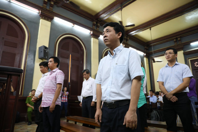 Bị cáo Nguyễn Minh Hùng (hàng đầu) - nguyên chủ tịch HĐQT kiêm tổng giám đốc Công ty cổ phần VN Pharma - nhận mức án 12 năm tù - Ảnh: HỮU KHOA