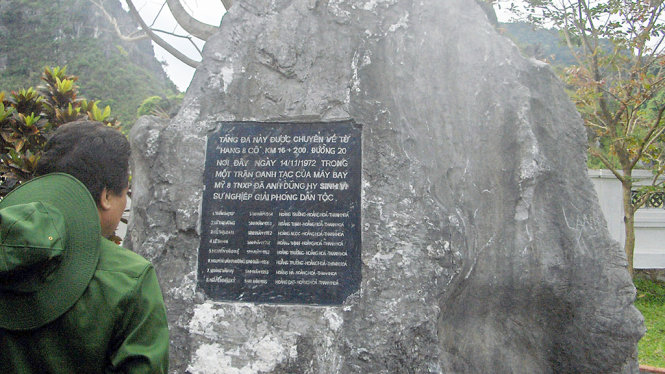 Tảng đá được đưa từ hang Tám Cô về đặt tại Nhà truyền thống TNXP ở trung tâm Phong Nha, xã Sơn Trạch, huyện Bố Trạch, Quảng Bình có khắc tên tám liệt sĩ - Ảnh: L.G.H.