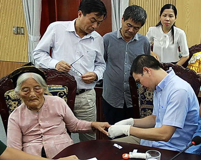 Mẹ Lê Thị Ngoạn (86 tuổi, mẹ của liệt sĩ Lê Thị Lương) được lấy mẫu xét nghiệm ADN - Ảnh: L.G.H.
