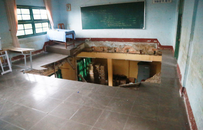 Khoảng 1/3 diện tích sàn phòng học bị sập - Ảnh: M.VINH