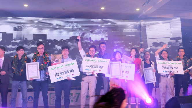 Phút giây vui sướng của các bạn trẻ tại đêm chung kết trao giải Startup Wheel 2017 - Ảnh: Vũ Thủy