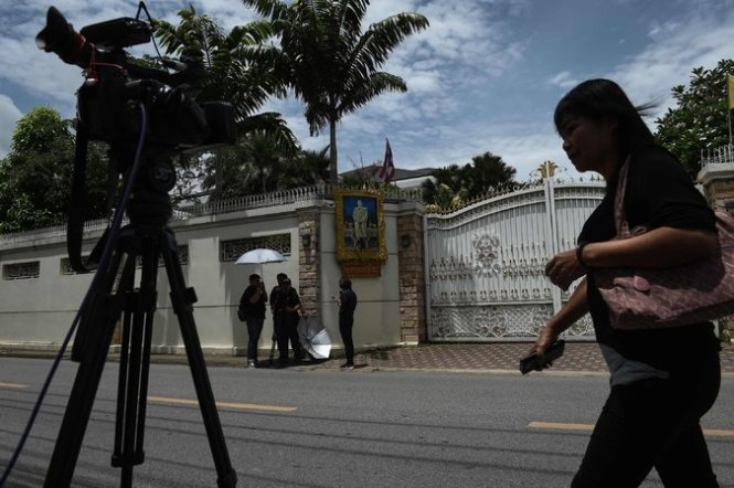 Giới truyền thông Thái Lan và quốc tế đang vây quanh tư gia của bà Yingluck ở Bangkok để săn tin tức - Ảnh: AFP