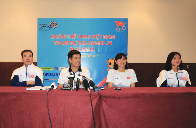 Đại diện lãnh đạo đoàn TTVN tại SEA Games 29 và các vận động viên tiêu biểu của VN tại buổi gặp gỡ báo chí ngày 27-8. Ảnh: NGUYỄN KHÁNH