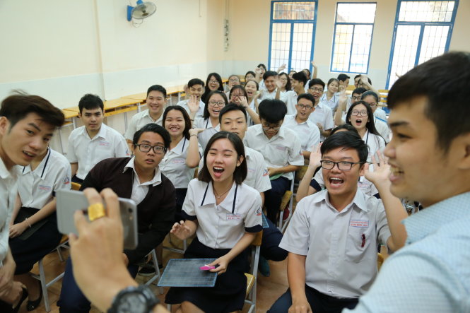 Một tiết học ôn môn văn sôi động của học sinh lớp 12A13 Trường THPT Trần Khai Nguyên (Q.5, TP.HCM) bằng hình thức sử dụng điện thoại di động được kết nối WiFi trong việc đổi mới phương pháp học - Ảnh: NHƯ HÙNG