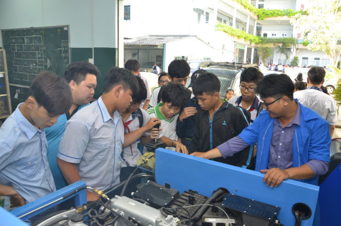 Các em học sinh THCS tham quan các phòng, xưởng thực hành tại Trường trung cấp Kinh tế kỹ thuật Nguyễn Hữu Cảnh - Ảnh: QUANG PHƯƠNG