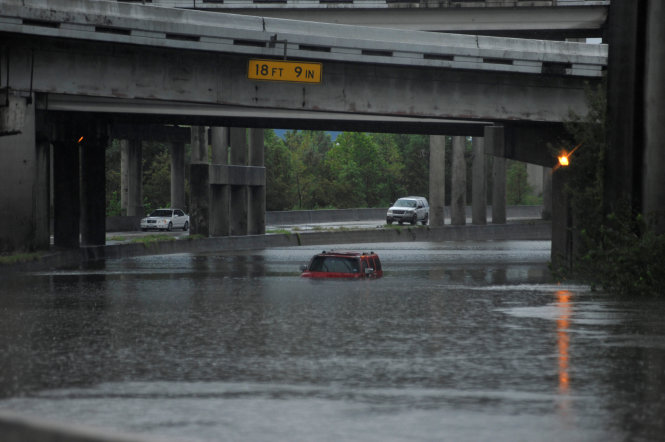 Chiếc ôtô bị ngập gần hết trong nước lũ ở Houston- Ảnh: REUTERS