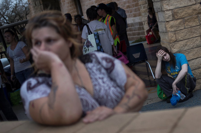 Vẻ mặt mỏi mệt và thất thần của người dân bị mất nhà cửa ở trung tâm sơ tán - Ảnh: REUTERS