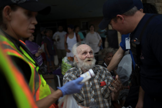 Cụ già được chăm sóc y tế tại trung tâm sơ tán - Ảnh: REUTERS