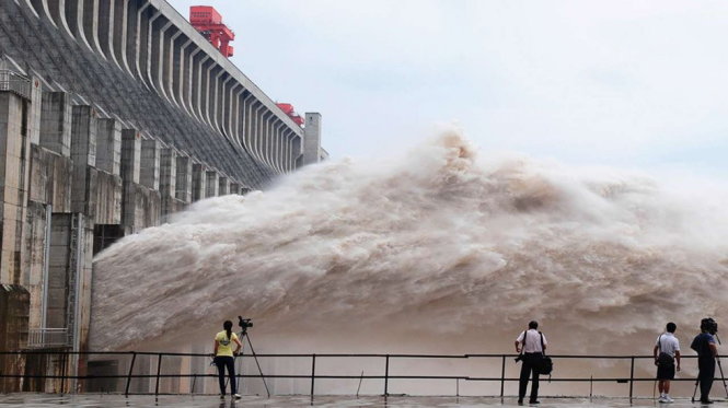 Đập Tam Hiệp trên sông Trường Giang ở Trung Quốc trong một lần xả nước năm 2016. Đây là đập thủy điên lớn nhất thế giới - Ảnh: AFP