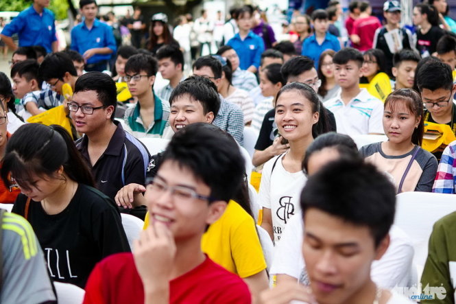 Học sinh tại Hà Nội tham dự Ngày hội tư vấn xét tuyển ĐH, CĐ 2017 do báo Tuổi Trẻ phối hợp Bộ GD-ĐT tổ chức - Ảnh: Nguyễn Khánh