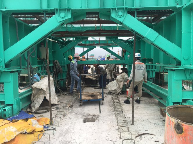 Các kỹ sư và công nhân đang thi công hợp long cầu Rạch chiếc  - Ảnh: N.ẨN