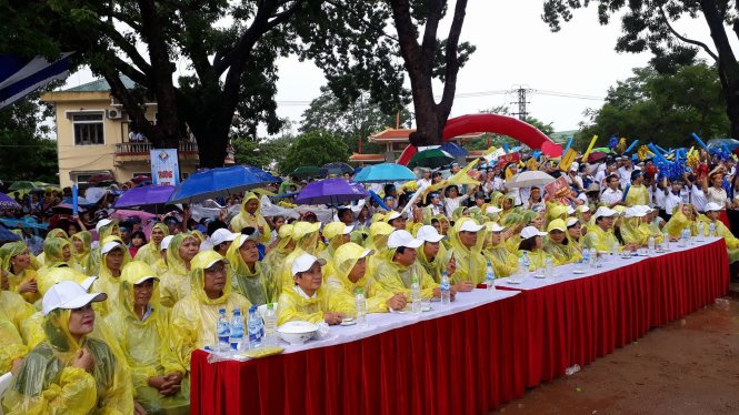 Thầy trò trường THPT Hải Lăng đội mưa cổ vũ cho Nhật Minh trong cuộc thi chung kết Đường lên đỉnh Olympia 2017 sáng 27-8 - Ảnh: QUỐC NAM