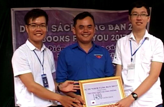Nhật Minh cùng nhóm bạn mang sách cũ quyên góp được lên tặng cho học sinh trường miền núi Hướng Phùng vào tháng 7-2017 - Ảnh cắt từ clip của CÔNG SANG