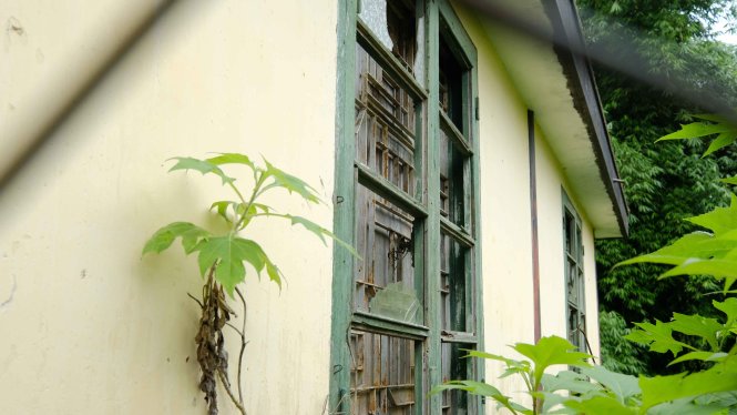 Trần nhà, cửa sổ nhiều khu vực trong trường bị hư hại - Ảnh: M.VINH