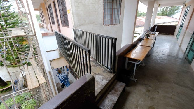 Các dãy phòng học biệt lập được nối bằng cầu thang tạm - Ảnh: M.VINH