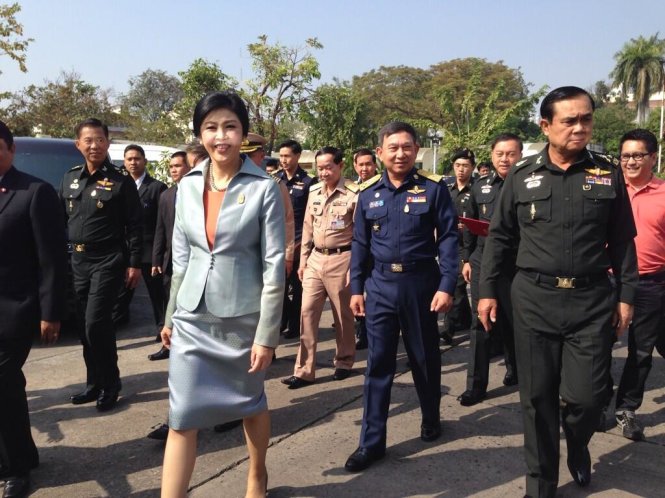 Bà Yingluck thời còn đương chức Thủ tướng và tướng Prayuth Chan-ocha (phải) nay là Thủ tướng Thái Lan - Ảnh: AFP