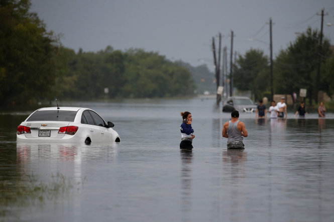 Nước lũ dâng nhập nhiều nơi ở thành phố Houston bang Texas trong bão Harvey - Ảnh: Reuters