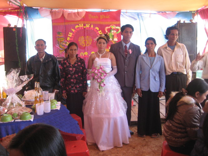 Thế hệ thanh niên Churu ngày nay làm đám cưới theo kiểu người Kinh. Ảnh chụp tại một đám cưới ở xã Tà Hine, huyện Đức Trọng - Ảnh: VÕ TẤN TÚ