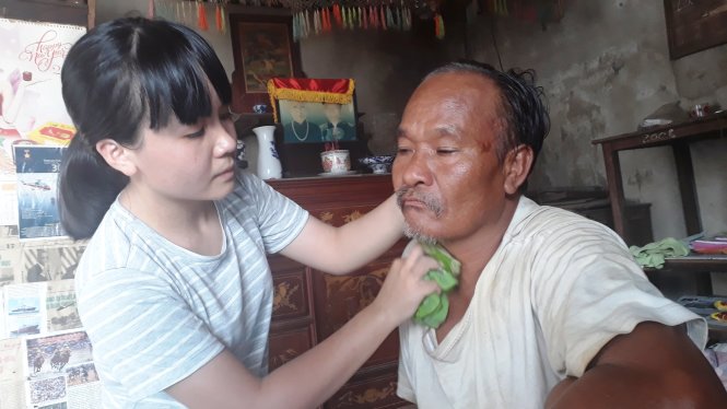 Tường Pha ân cần chăm sóc người cha bị bệnh tâm thần - Ảnh: NHẬT LINH