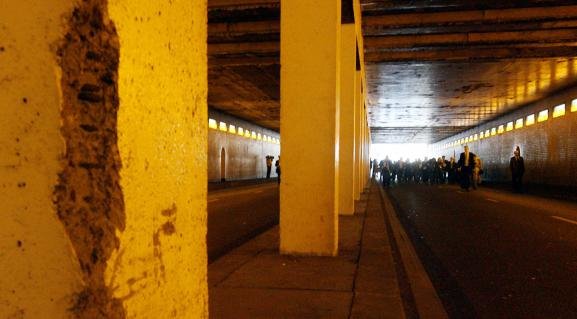 Các nhà điều tra của Anh có mặt trong đường hầm cạnh cầu Alma ở Paris ngày 8-10-2007 - Ảnh: AFP