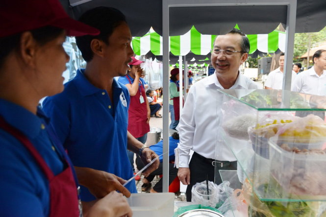 Ông Trần Thế Thuận - Chủ tịch UBND quận 1 hỏi thăm người dân buôn bán tại “phố hàng rong” - Ảnh: LÊ PHAN
