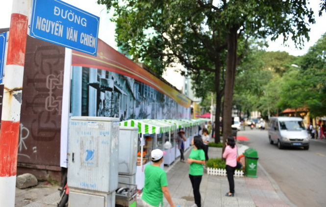 “Phố hàng rong” nằm trên đường Nguyễn Văn Chiêm, kéo dài khoảng 30 mét, hoạt động từ 6-9h và 11-13h mỗi ngày. Các gian hàng được thiết kế giống nhau, đánh số thứ tự rõ ràng - Ảnh: Lê phan - Ảnh: LÊ PHAN
