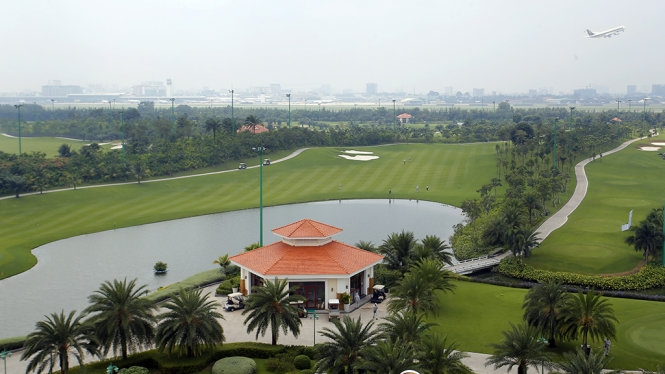 Sân bay nhìn từ phía sân golf Tân Sơn Nhất - Ảnh: HỮU KHOA