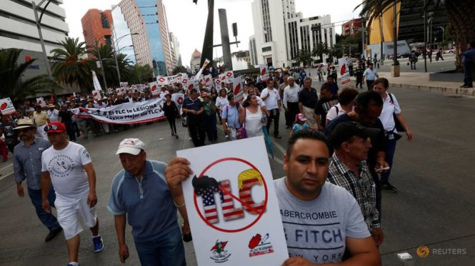 Công nhân và nông nhân biểu tình phản đối khi vòng tái đàm phán đầu tiên của NAFTA diễn ra tại Washington - Ảnh: Reuters