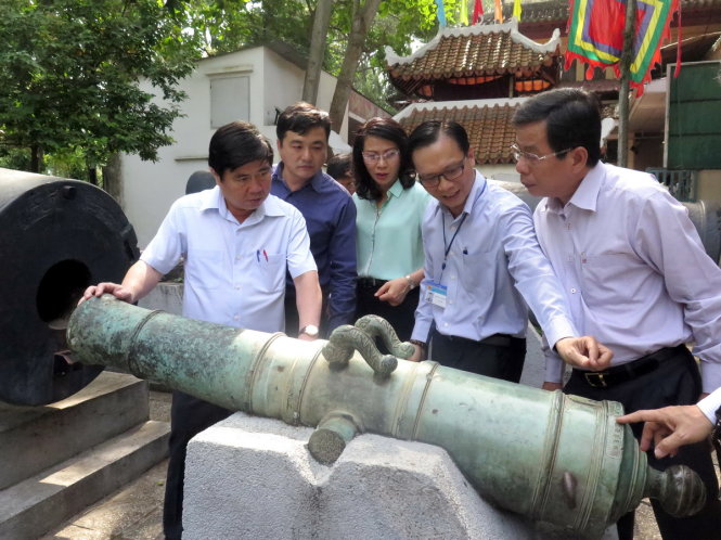 Chủ tịch UBND Nguyễn Thành Phong (trái) và Phó chủ tịch Nguyễn Thị Thu (giữa) trong chuyến thị sát khu vực trưng bày lộ thiên các khẩu súng thần công của Bảo tàng Lịch sử TPHCM hồi tháng 3 năm nay - Ảnh: L.Điền