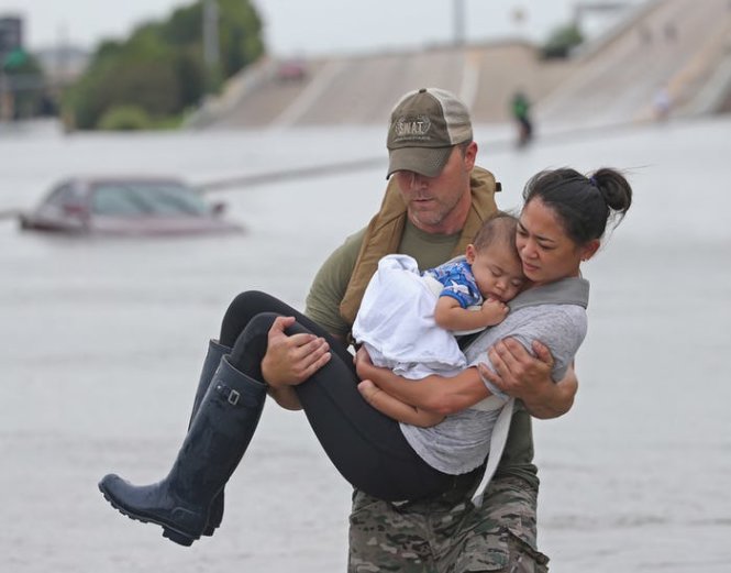 Hai mẹ con chị Catherine Phạm đã được cứu khỏi dòng nước lũ trên xa lộ liên tiểu bang Interstate 610 ở phía nam Houston - Ảnh: DALLAS NEWS