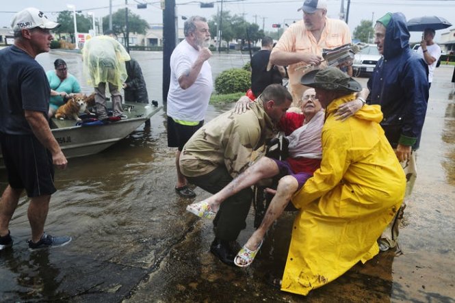 Những người hàng xóm đã dùng thuyền của họ để cứu bà Jane Rhodes tại vùng Friendswood, Houston - Ảnh: DALLASNEWS