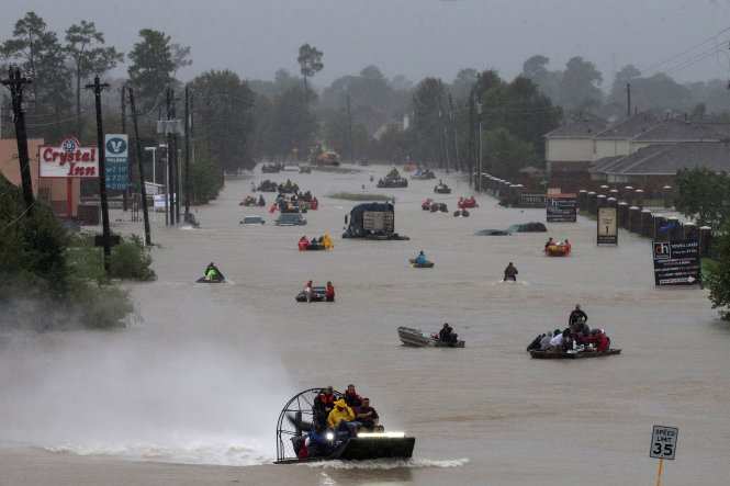 Người dân ở Houston, Texas, đã phải dùng thuyền di chuyển để thoát khỏi các con đường đã biến thành sông trong trận bão kỷ lục Harvey - Ảnh: REUTERS